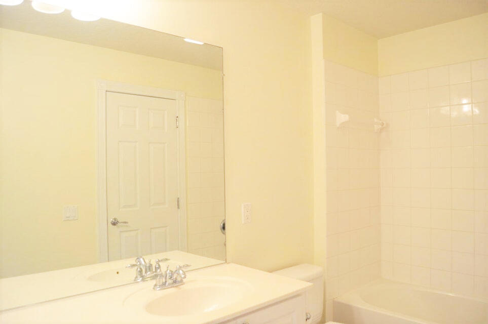 PINEWOOD LAKE - Residential