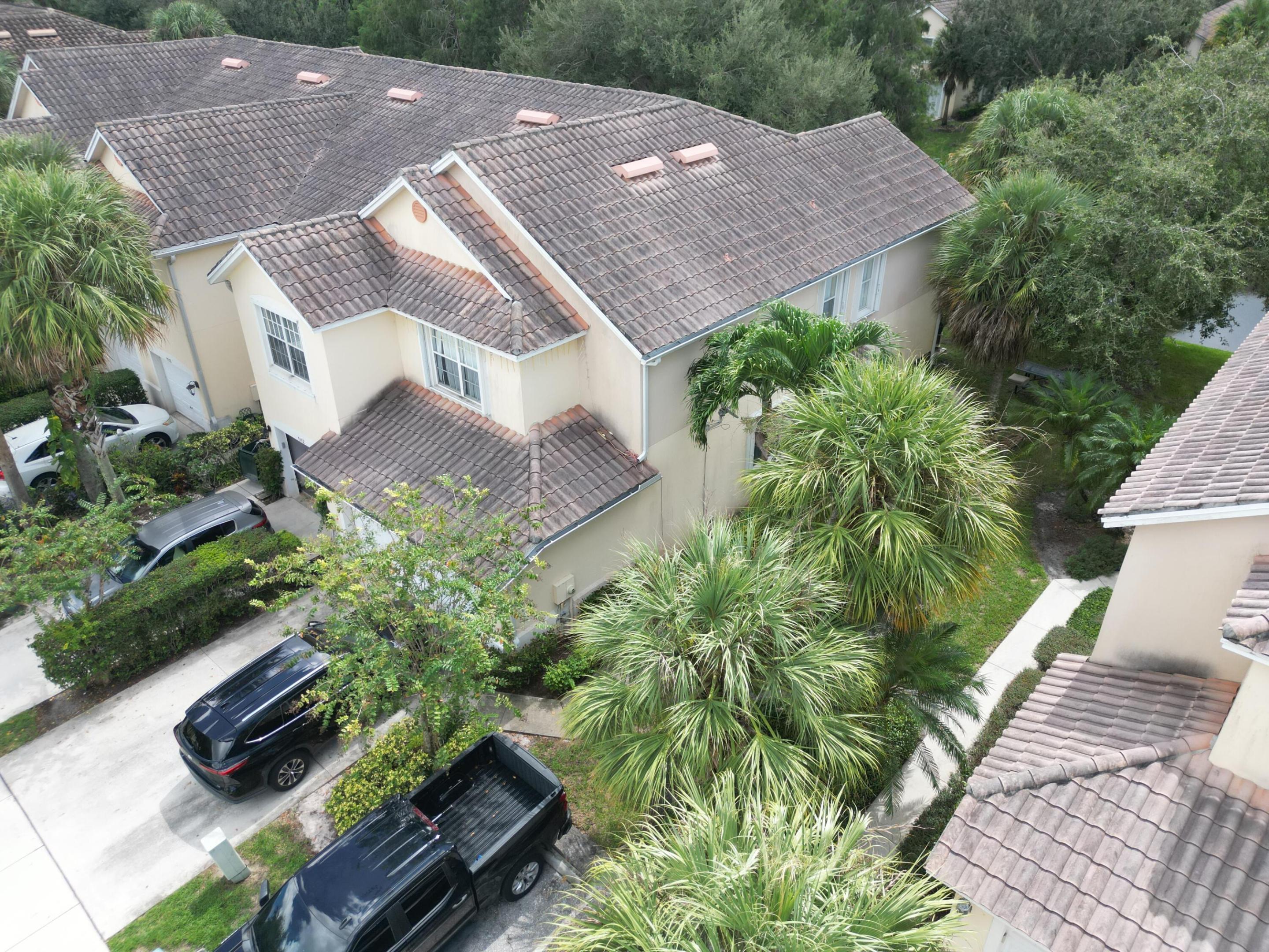 PINEWOOD LAKE - Residential