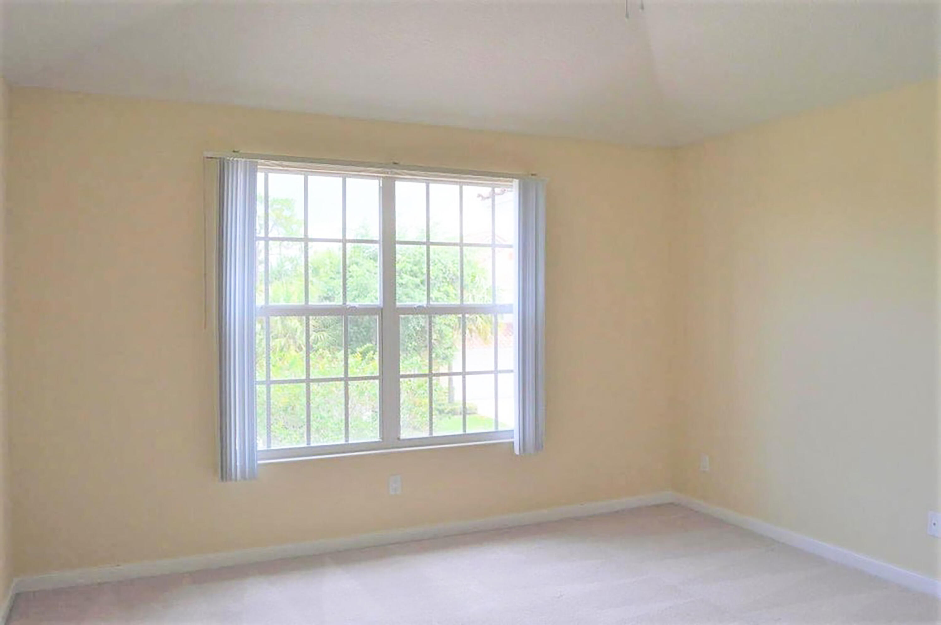 PINEWOOD LAKE - Residential