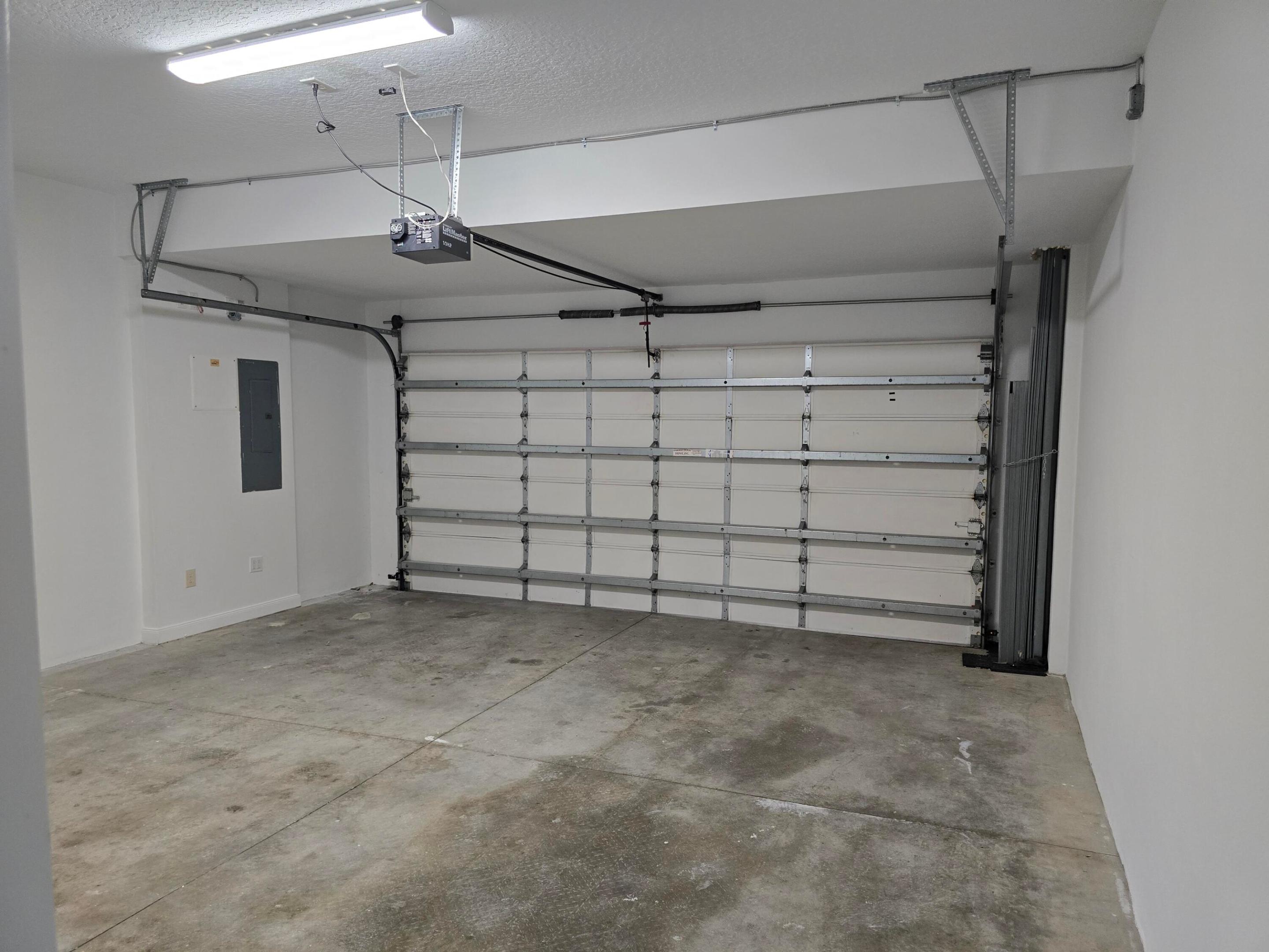 PINEWOOD LAKE - Residential