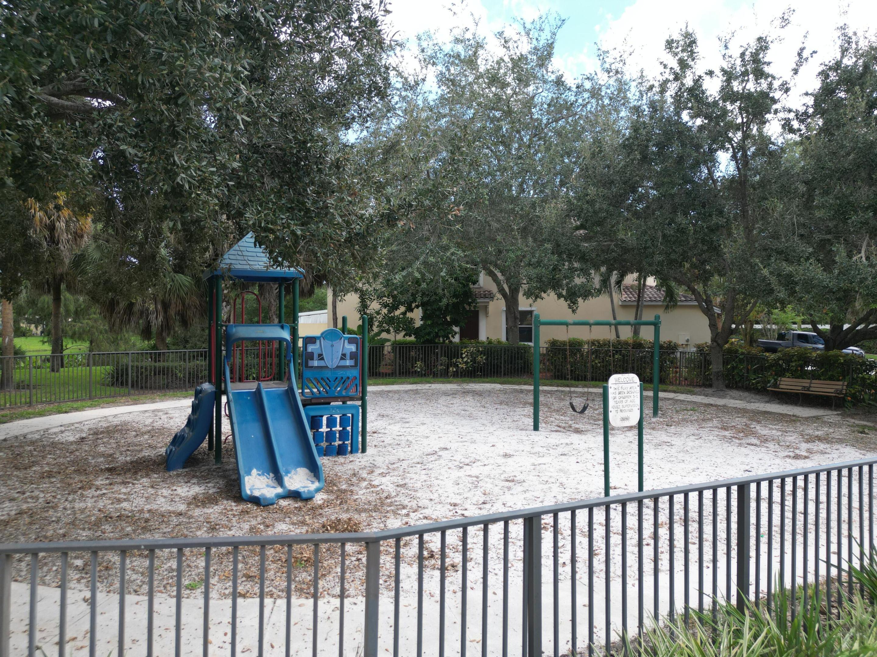 PINEWOOD LAKE - Residential