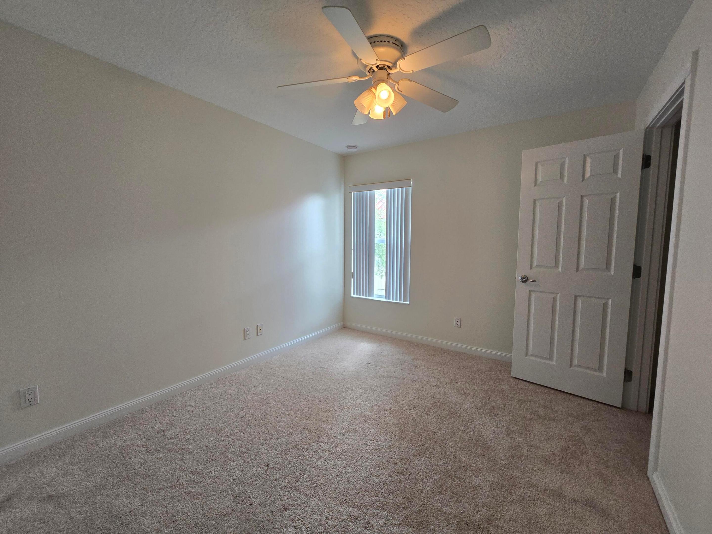 PINEWOOD LAKE - Residential