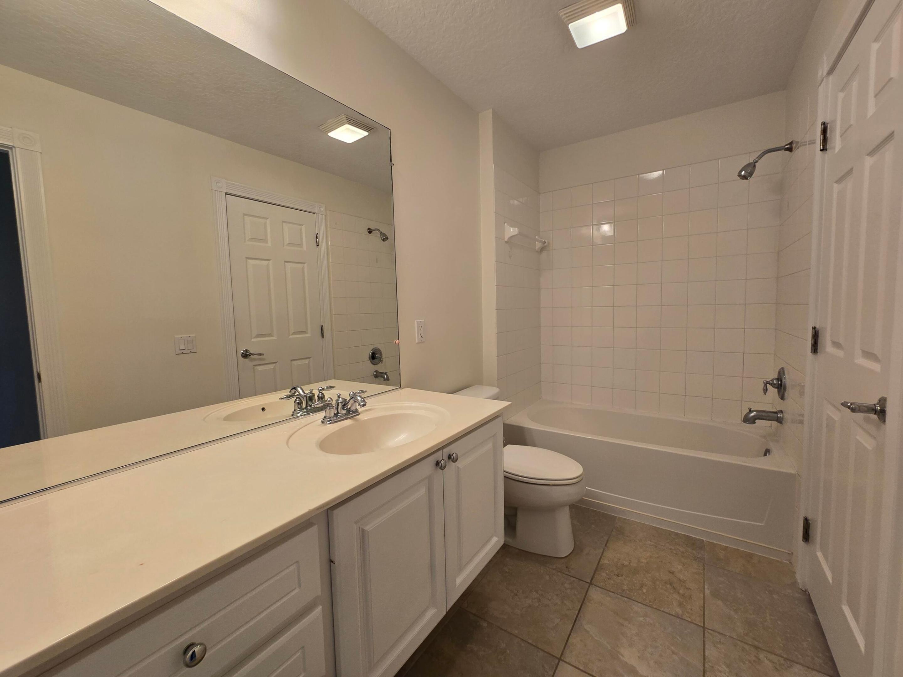 PINEWOOD LAKE - Residential