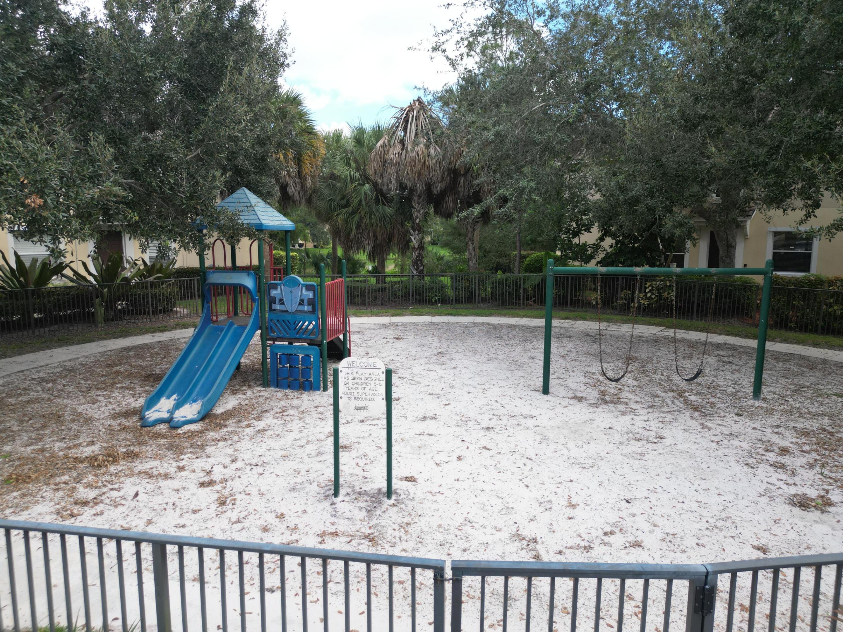 PINEWOOD LAKE - Residential