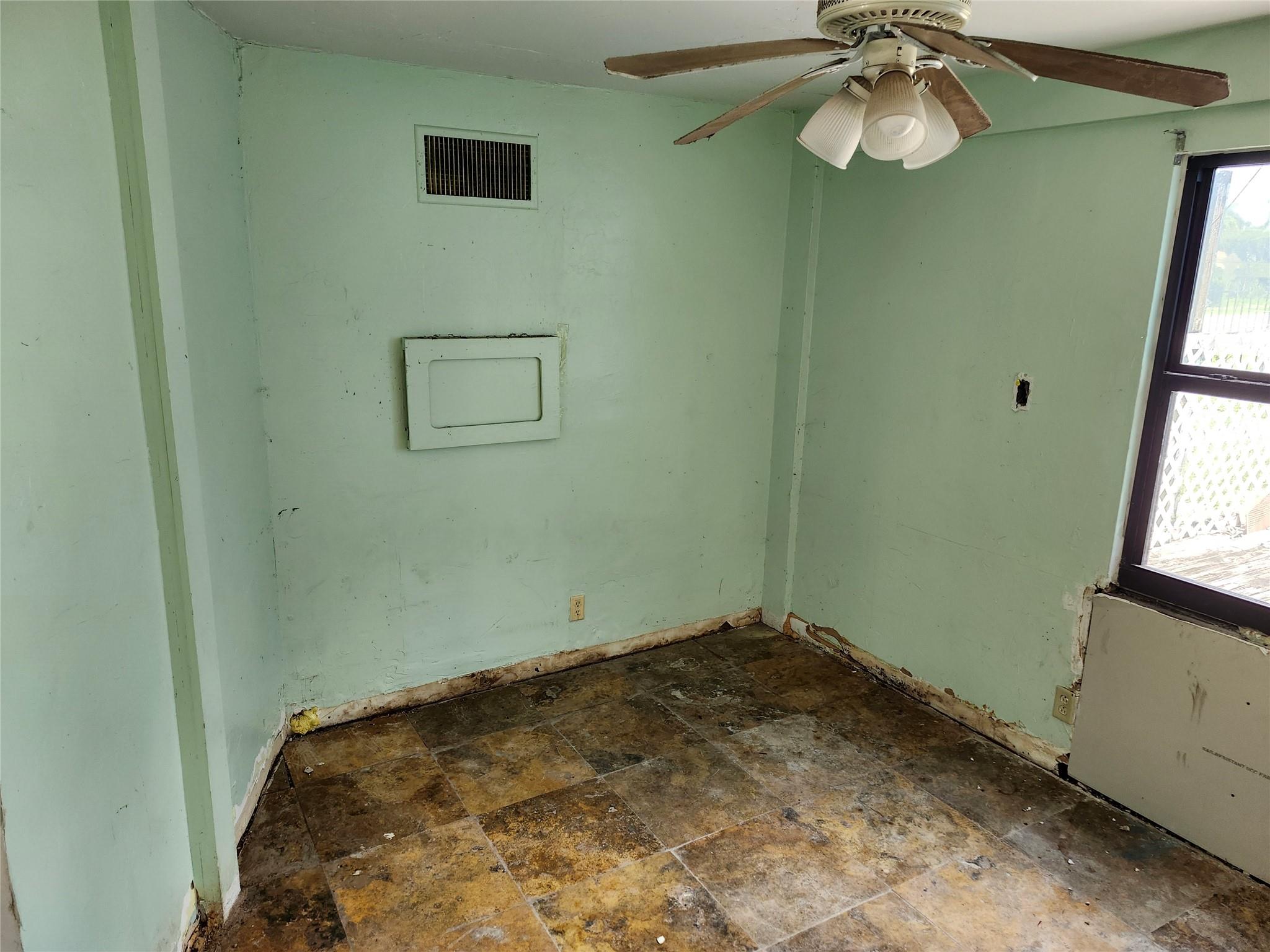 Photo 6 of 7 of 260 NW 38th Way house