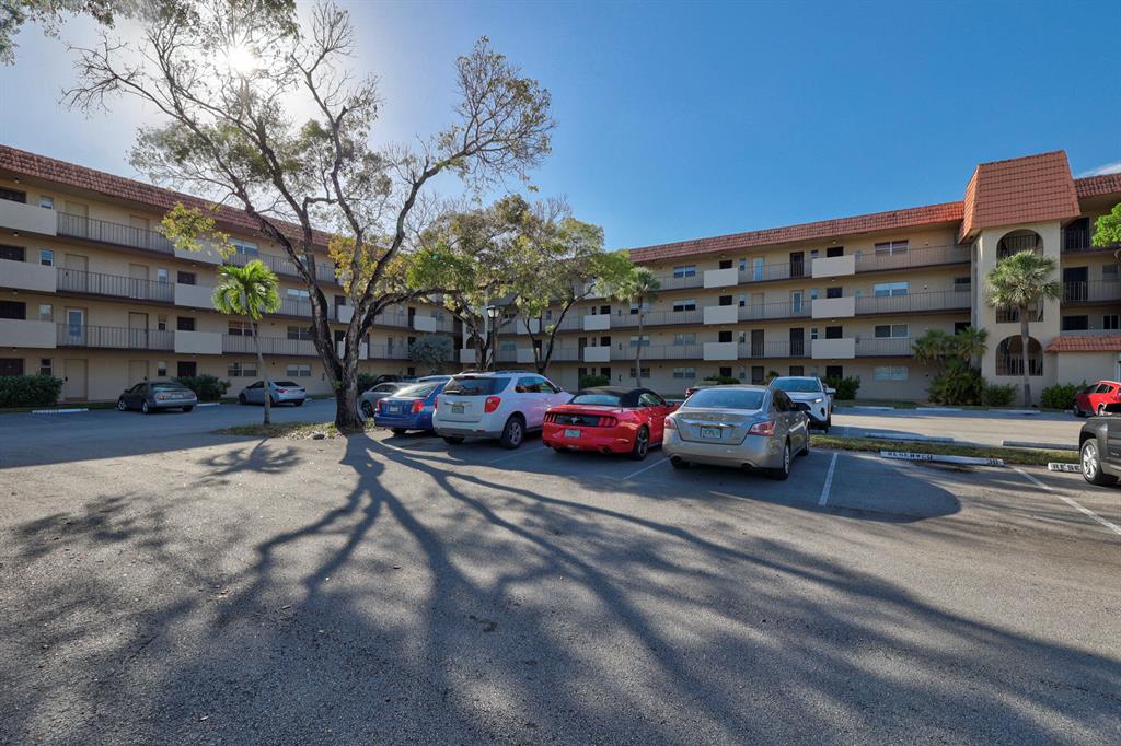 LOVELY 2/2 CONDO FULLY UPGRADED JUST LESS THAN 3 YEARS AGO. OPEN KITCHEN WITH STAINLESS APPLIANCES AND GRANITE COUNTERTOPS. LAMINATE FLOORING THRU THE WHOLE HOUSE, UPGRATED BATHROOMS LARGE BALCONY WITH VIEWS OF THE POOL, GARDEN AND GOLF COURSE.