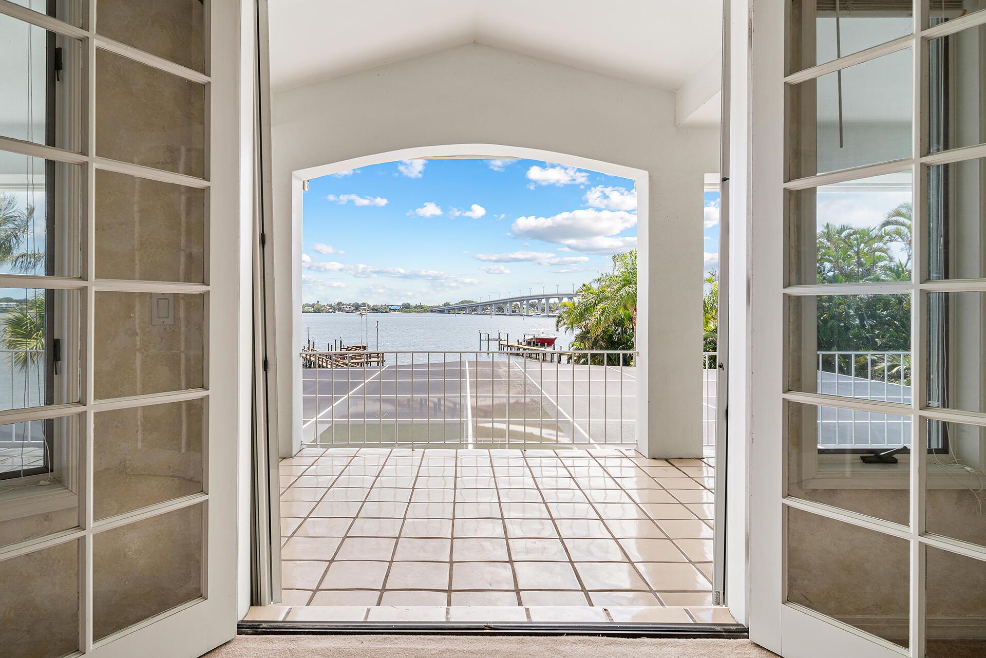 Snug Harbor S F Cond - Residential