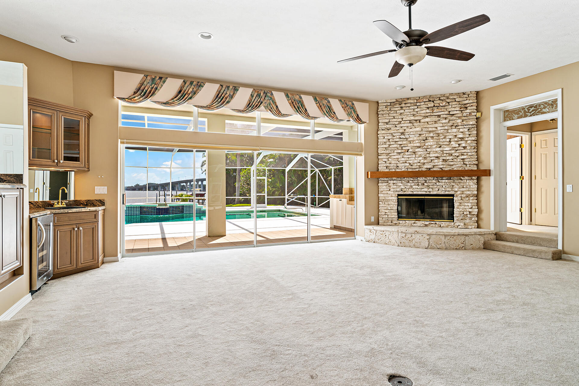 Snug Harbor S F Cond - Residential