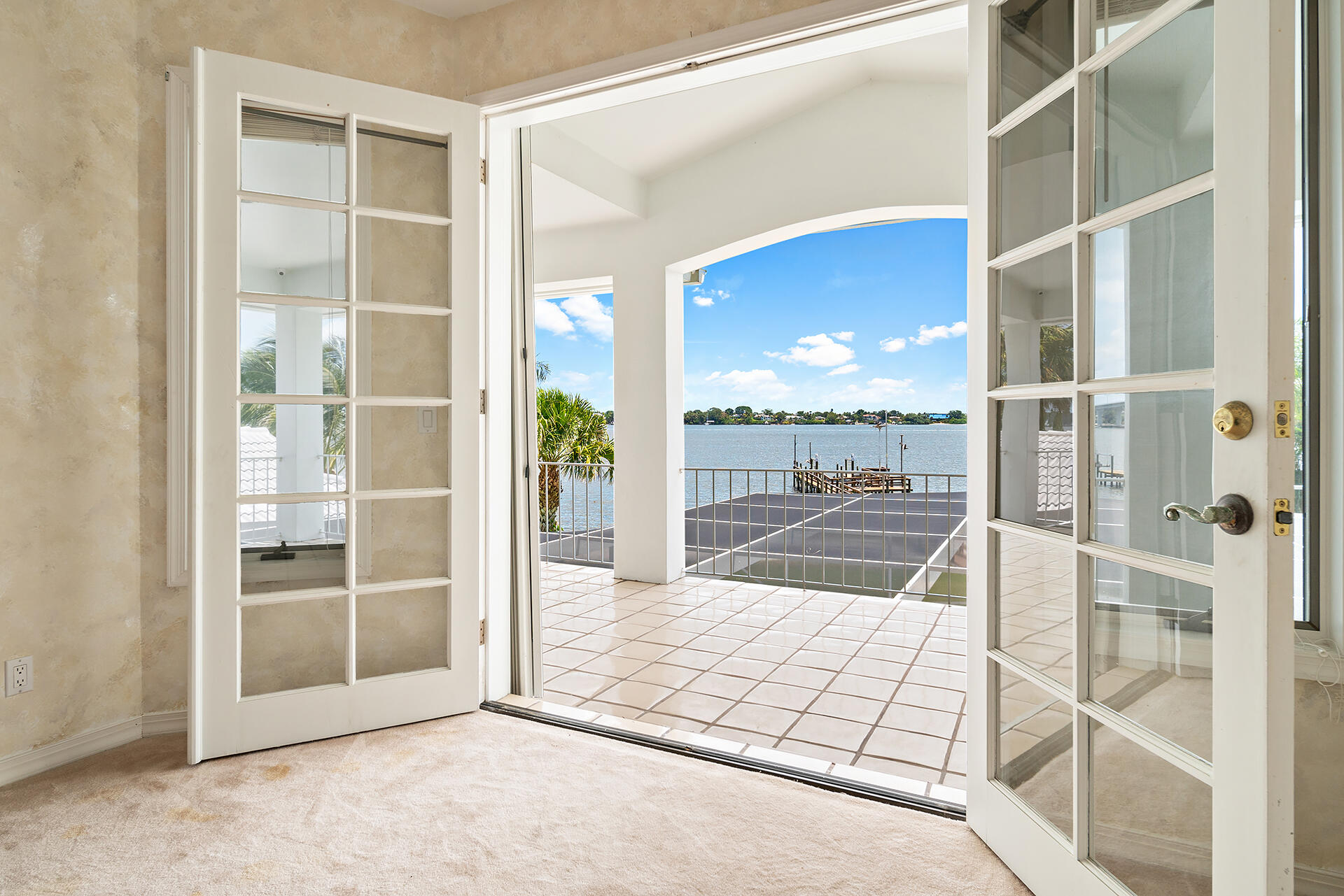 Snug Harbor S F Cond - Residential