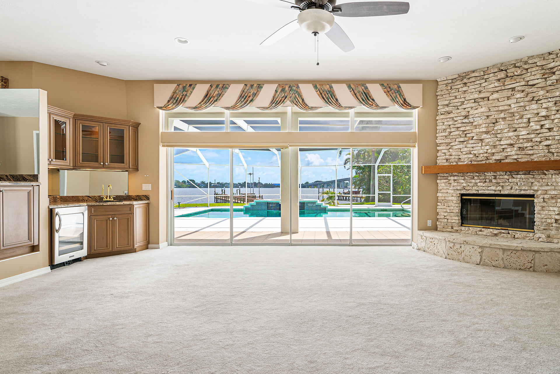 Snug Harbor S F Cond - Residential