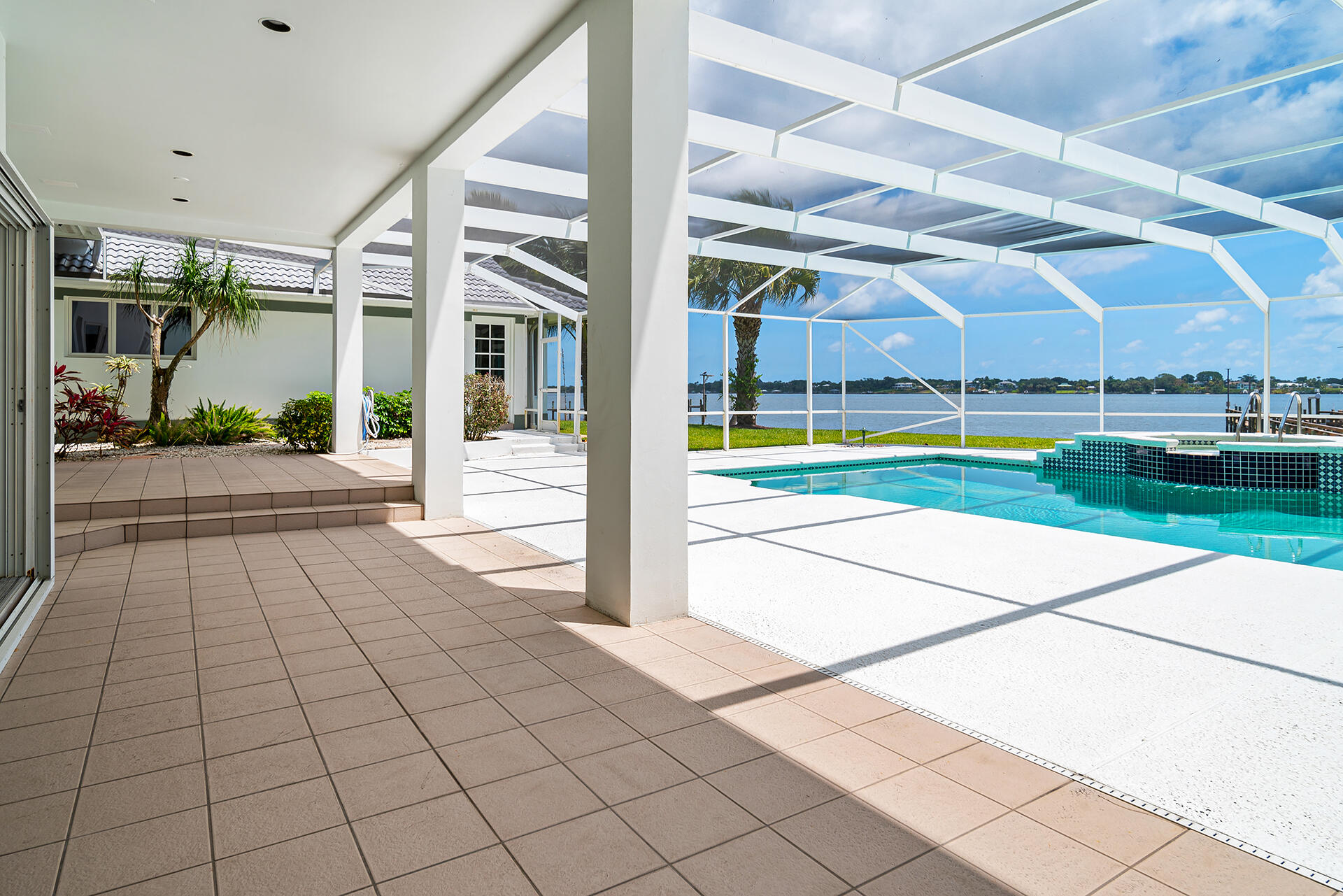 Snug Harbor S F Cond - Residential