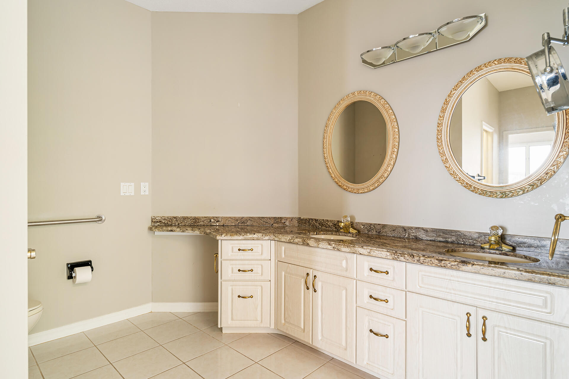 Snug Harbor S F Cond - Residential