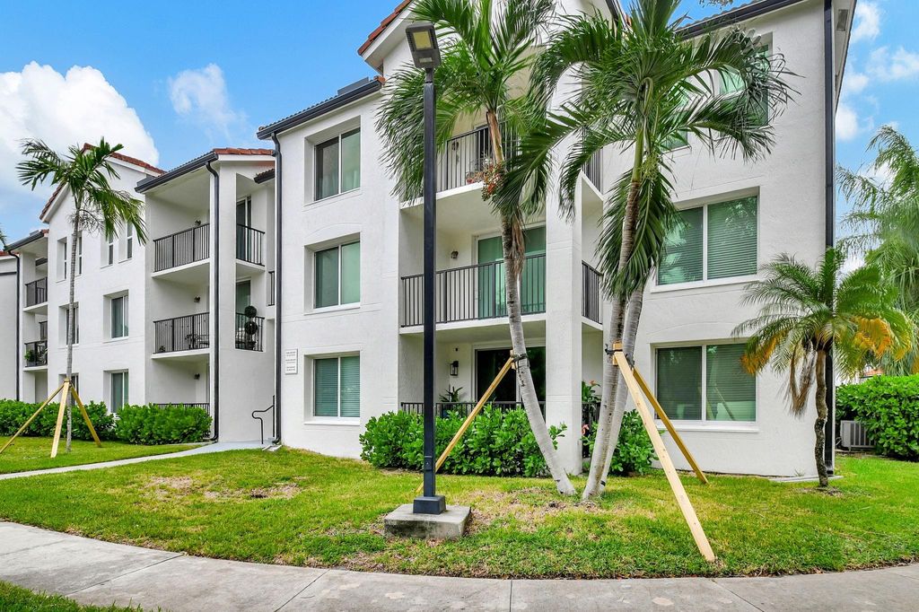 Photo of 703 S Villa Circle #703, Boynton Beach, FL 33435 (MLS # F10487180)