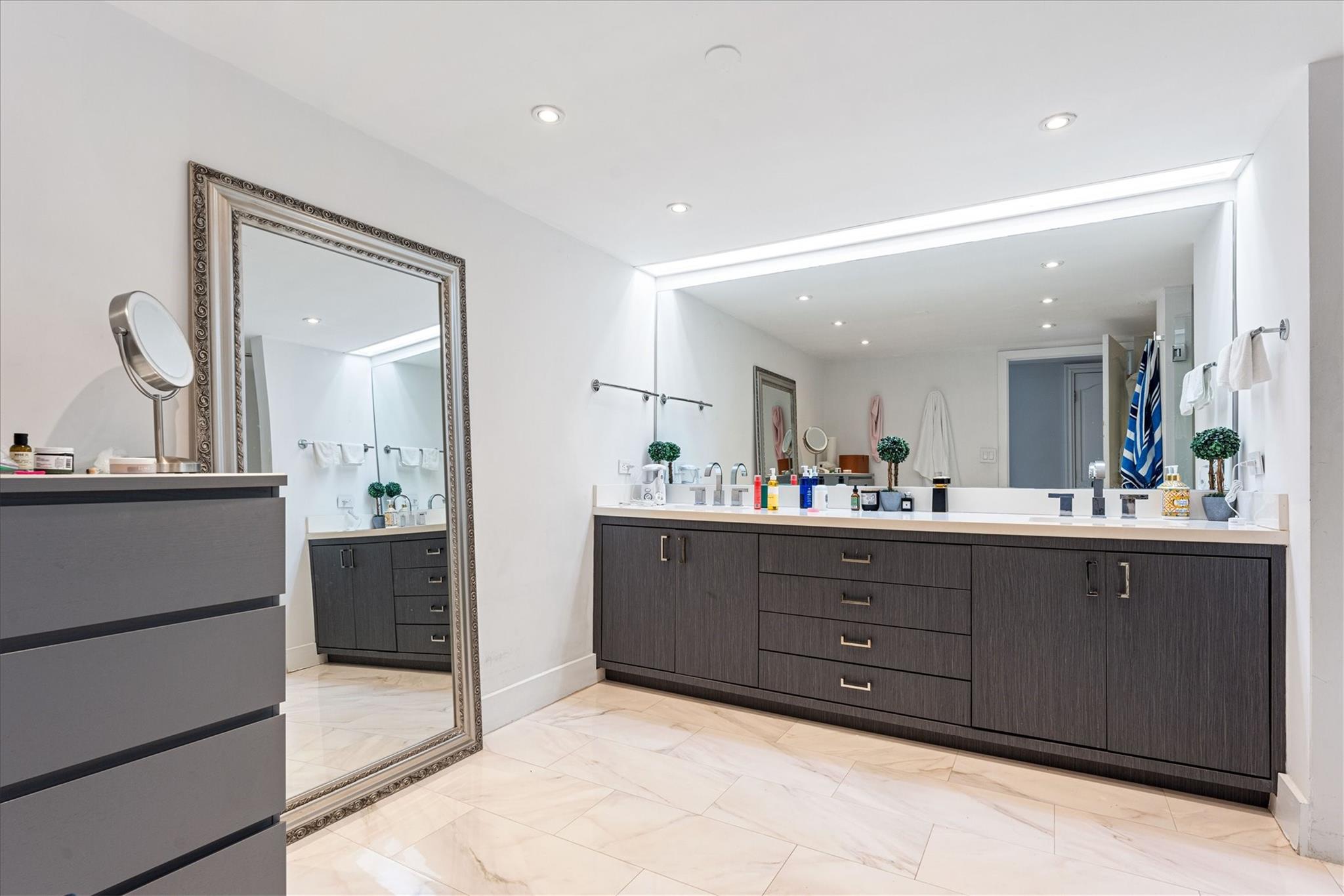 TURNBERRY NORTH TOWER - Residential