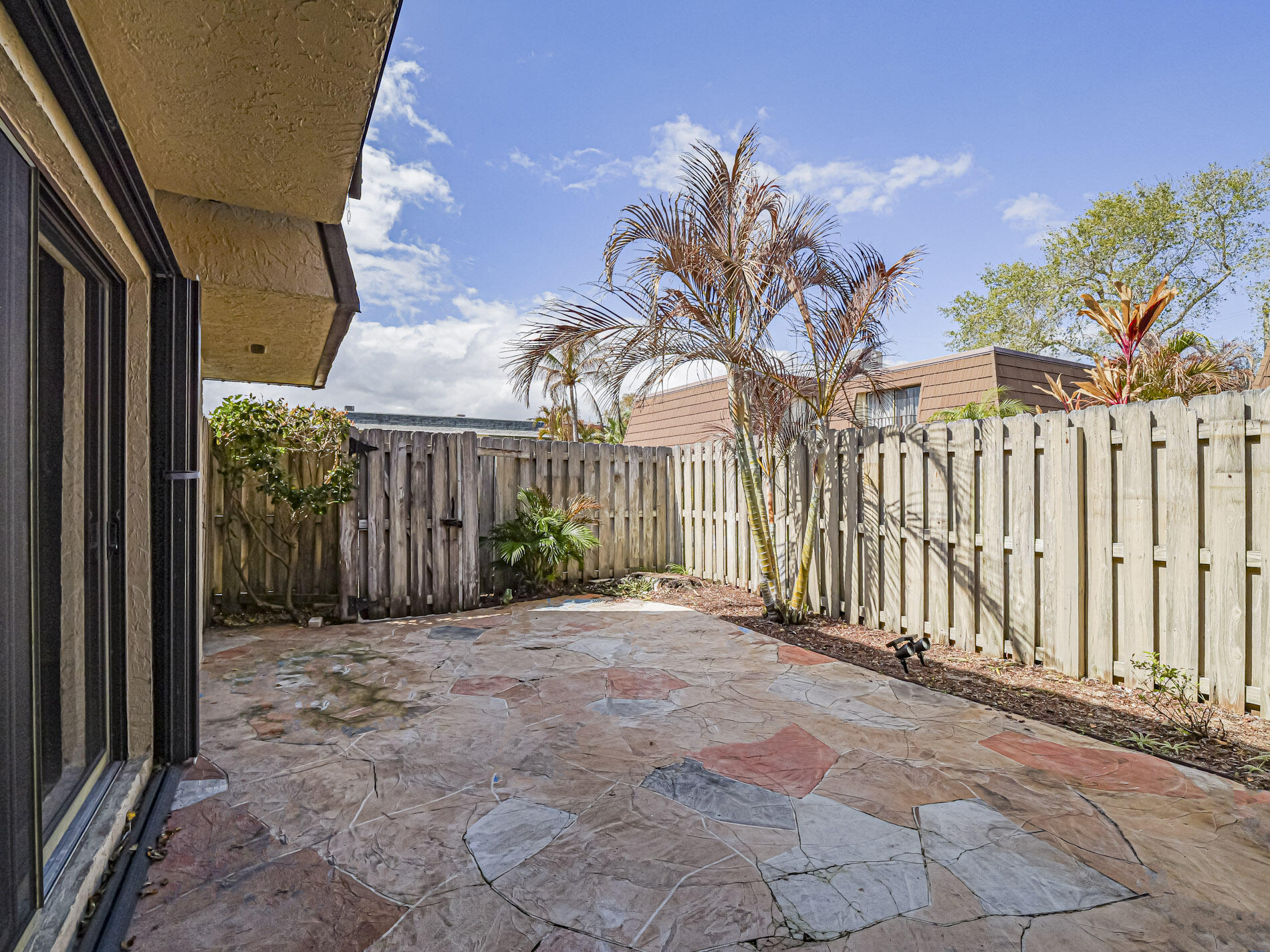 TROPIC GROVES VILLAS J - Residential