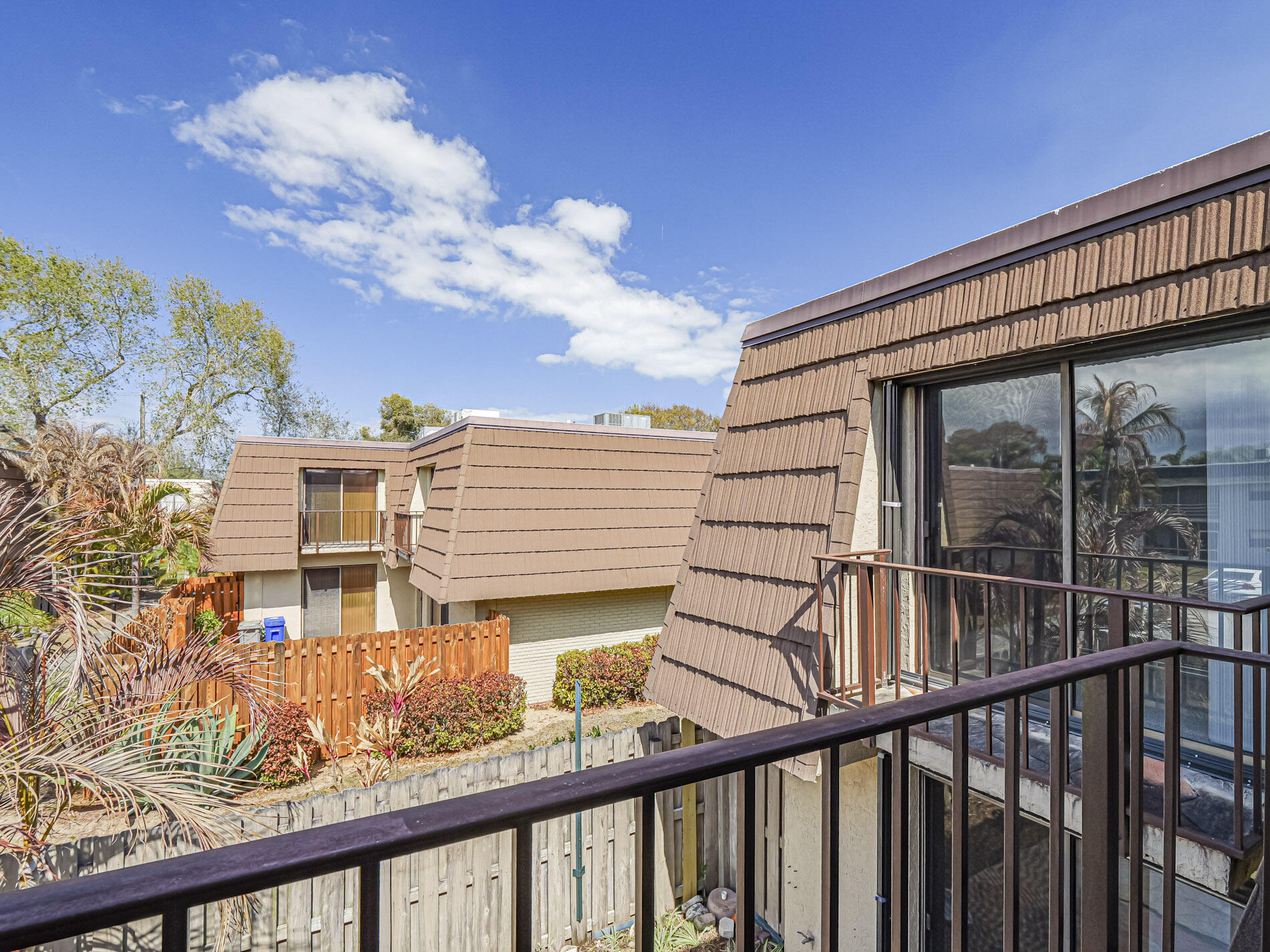 TROPIC GROVES VILLAS J - Residential