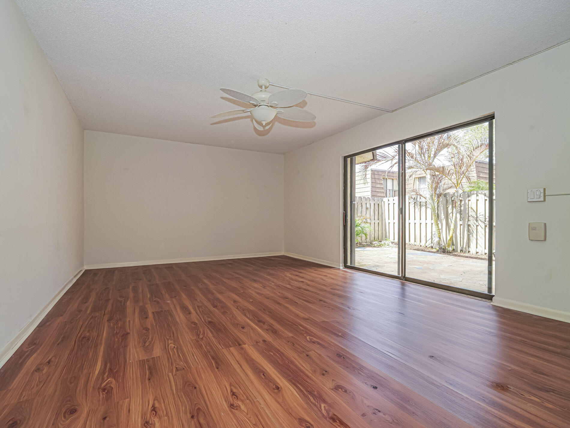 TROPIC GROVES VILLAS J - Residential