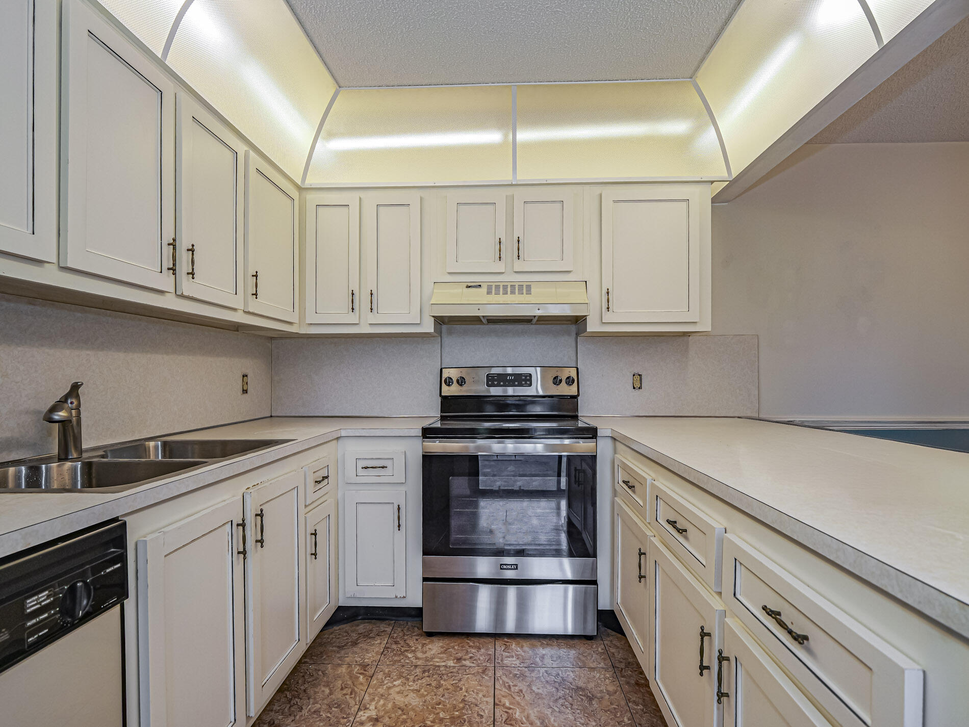 TROPIC GROVES VILLAS J - Residential