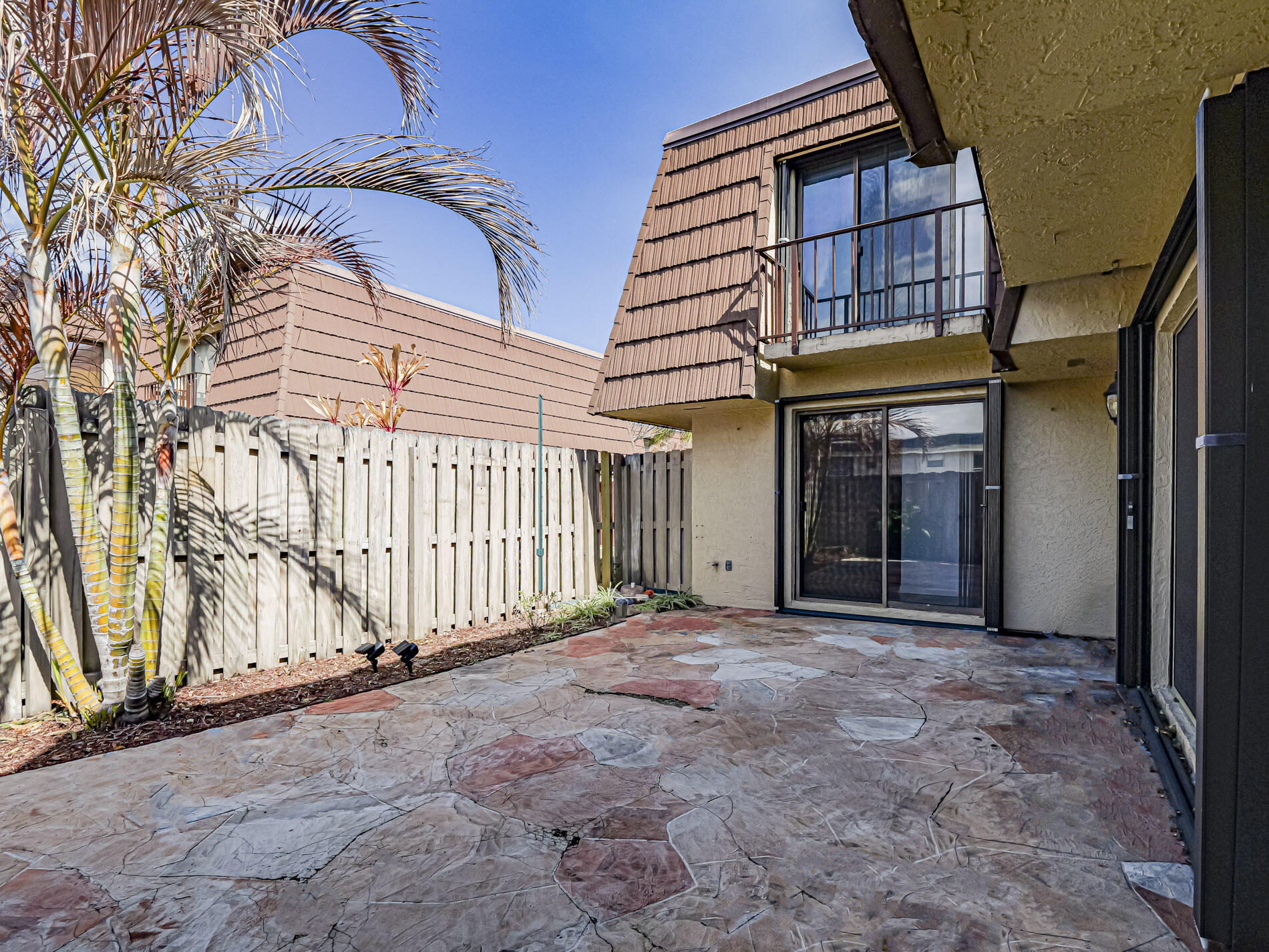 TROPIC GROVES VILLAS J - Residential