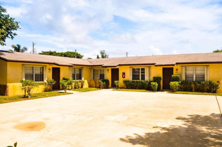 GREAT 2/2 Villa- solid CBS construction with an updated kitchen! This unit is close to shopping, beaches, I-95, and more!