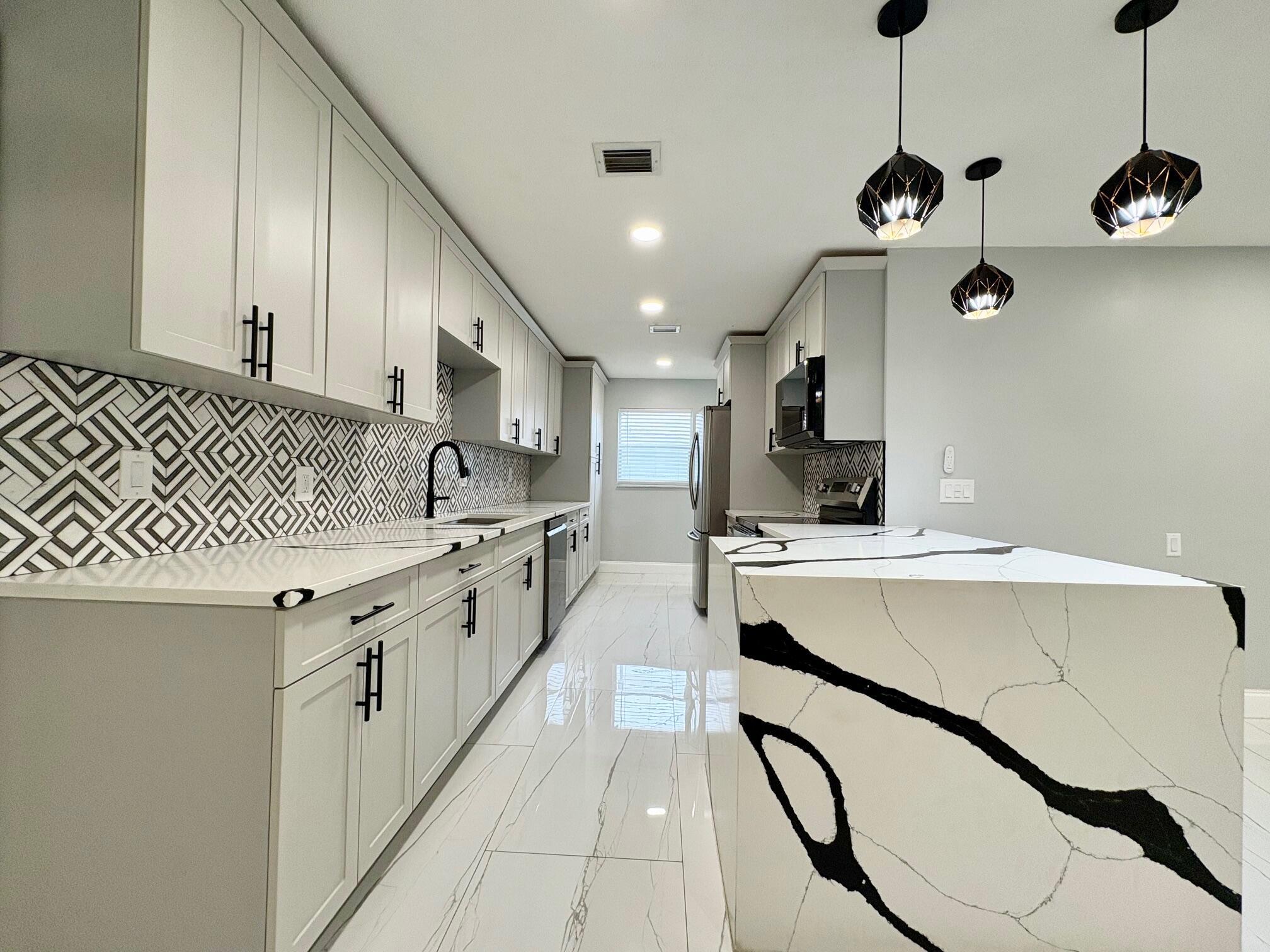 HILLCREST AT L W - Residential Lease