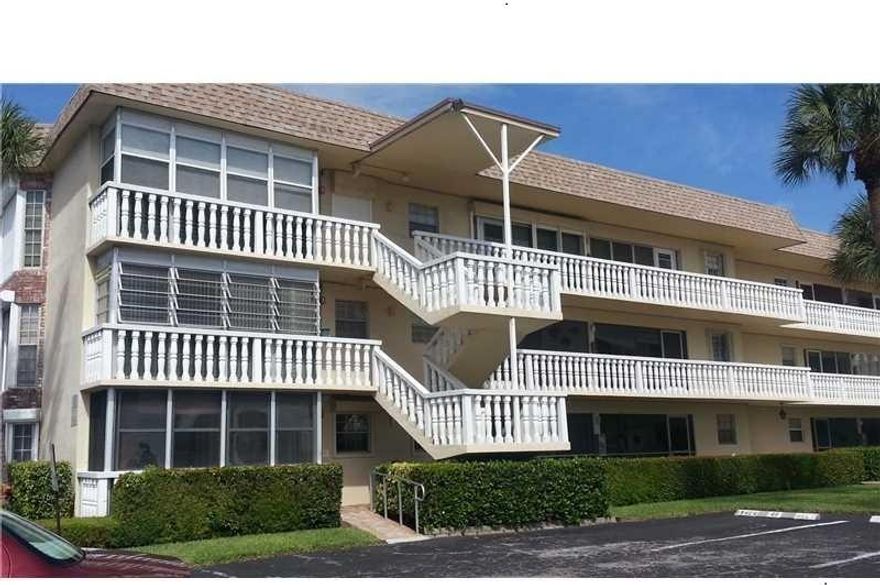 This lovely 2 bedroom corner unit is located on the first floor of this quaint community in heart of Pompano! Features a spacious floor plan, screened front patio, walk in closet and much more. Located just minutes from Federal Highway, shopping areas, restaurants and beaches. This community represents itself as HOPA (55+). A must see!