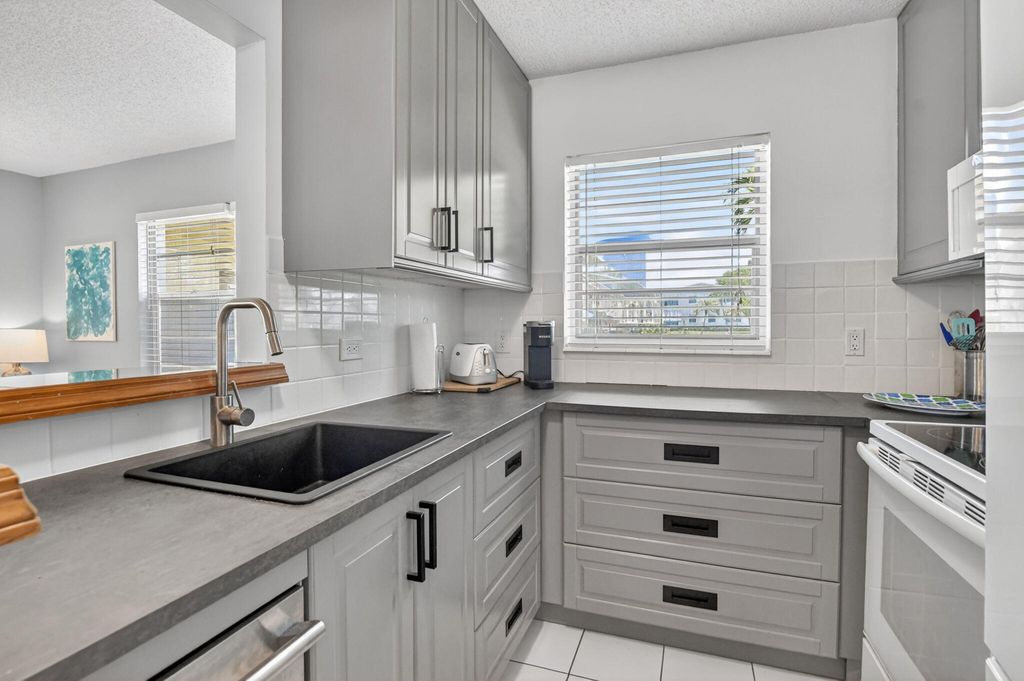 Photo of 492 W Tilford, Deerfield Beach, FL 33442 (MLS # B26021398)