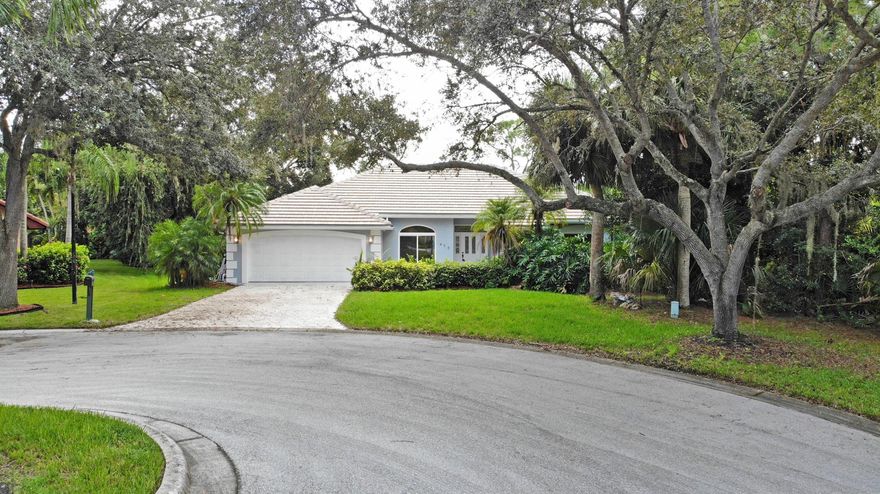 Beautifully renovated and a fantastic opportunity to live in sought after Sanctuary, Country Club Estates! New 2025 Tile Roof, 4-bed, 3-bath, 2-car garage pool home located at end of a quiet cul-de-sac. Spacious layout with tray ceilings, living/dining areas, big kitchen and inviting morning room areas. Boasting 2 primary suites, a massive screened pool, with covered lanai, shiplap ceiling - plumbed for outdoor kitchen. Enjoy a private backyard in a great St. Lucie West location. [Roof 2025 | AC 2015 | WH 2020]