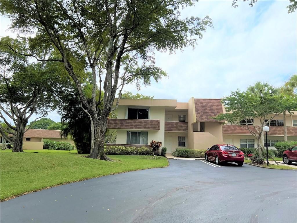 Photo of 3611 Oaks Clubhouse Dr #106, Pompano Beach, FL 33069 (MLS # F10308623)