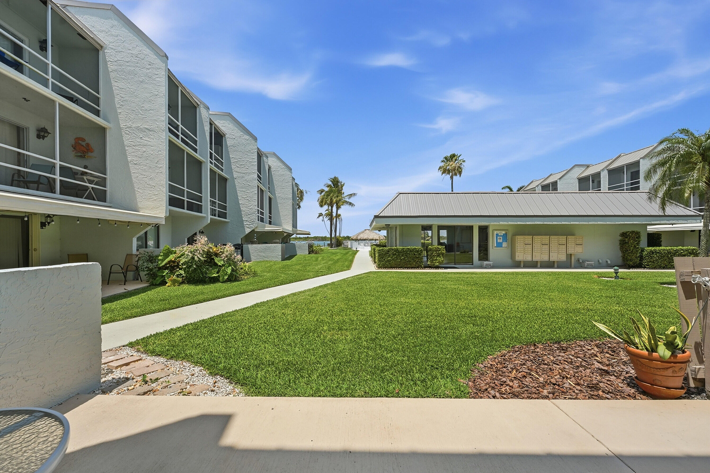 LA ENTRADA DEL MAR CONDOMINIUM - Residential