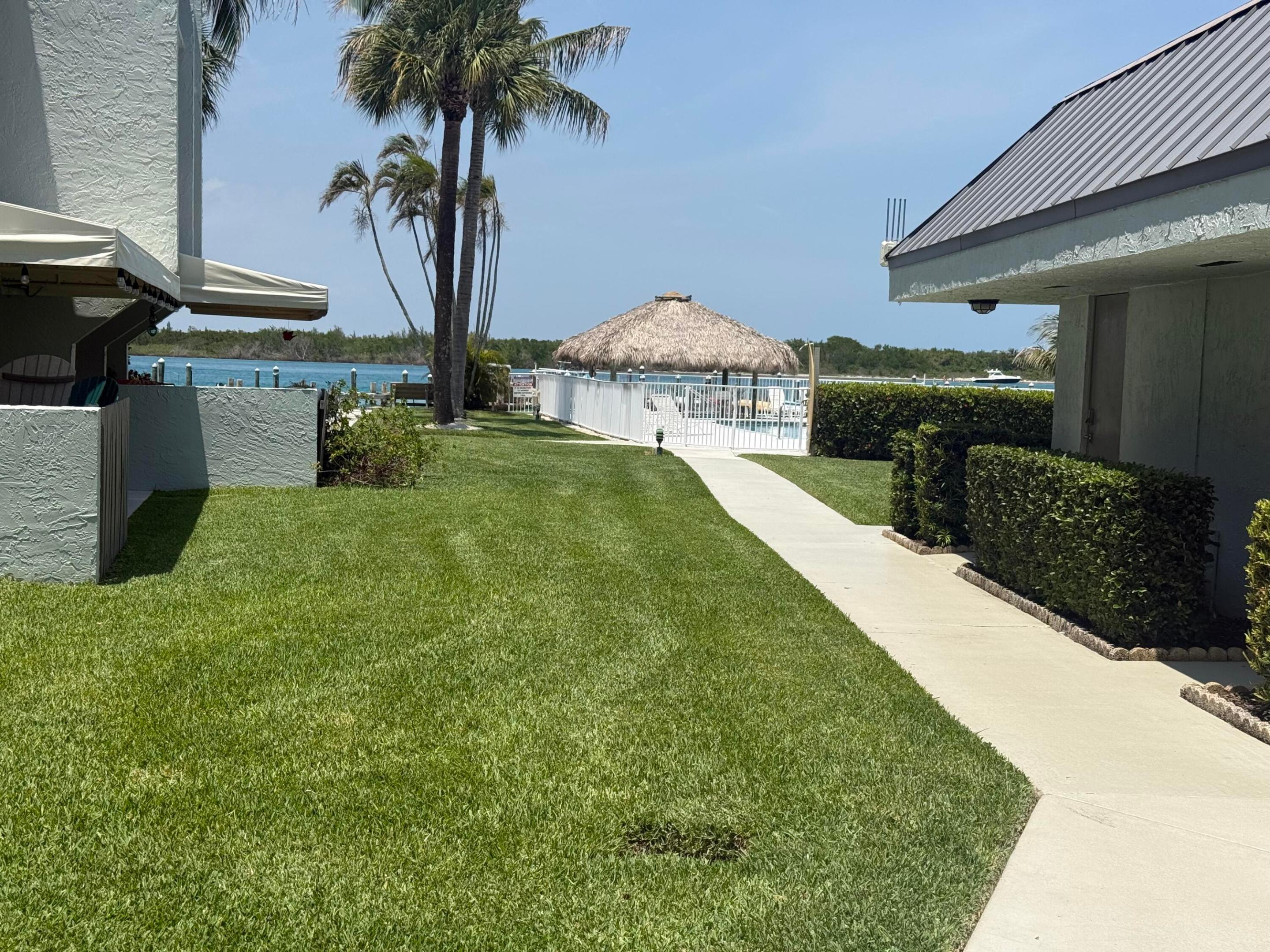 LA ENTRADA DEL MAR CONDOMINIUM - Residential