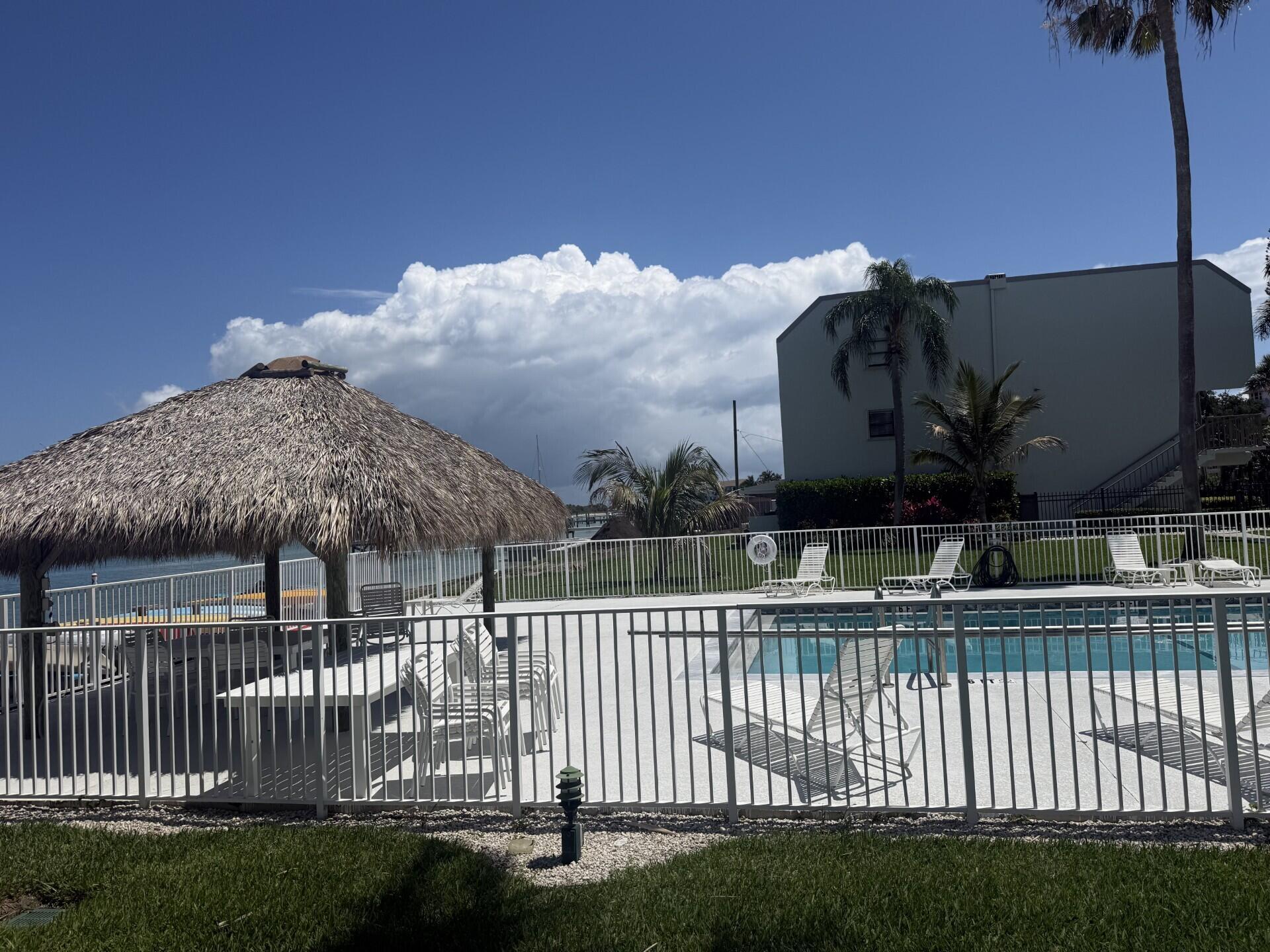 LA ENTRADA DEL MAR CONDOMINIUM - Residential
