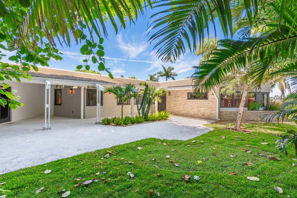Photo of 1425 Middle River Drive, Fort Lauderdale, FL 33304 (MLS # B26039226)