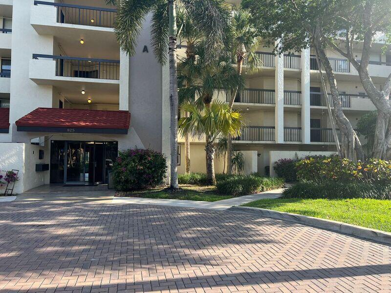 Photo of 825 Egret Circle #107, Delray Beach, FL 33444 (MLS # R11130347)