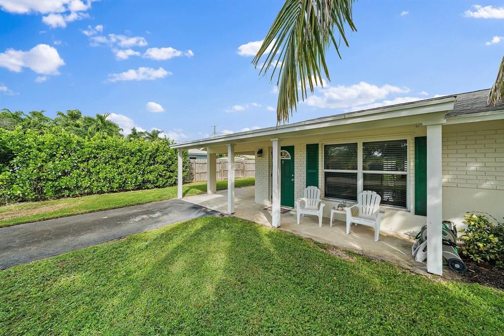 Photo of 9 E Windsor Road, Jupiter, FL 33469 (MLS # R10841202)