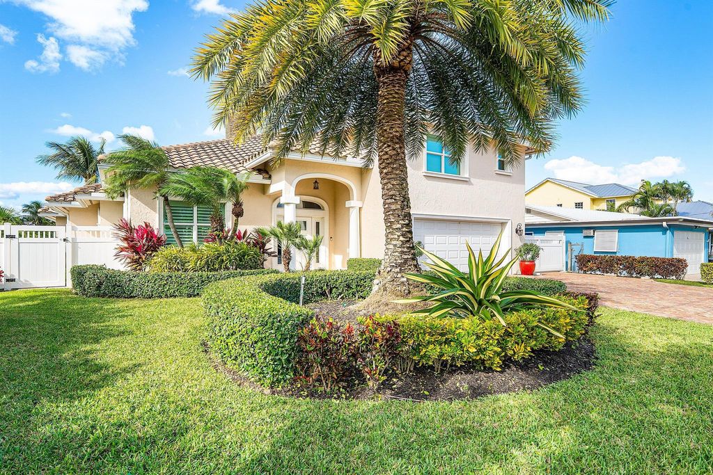 Photo of 906 Dolphin Drive, Jupiter, FL 33458 (MLS # R11149501)