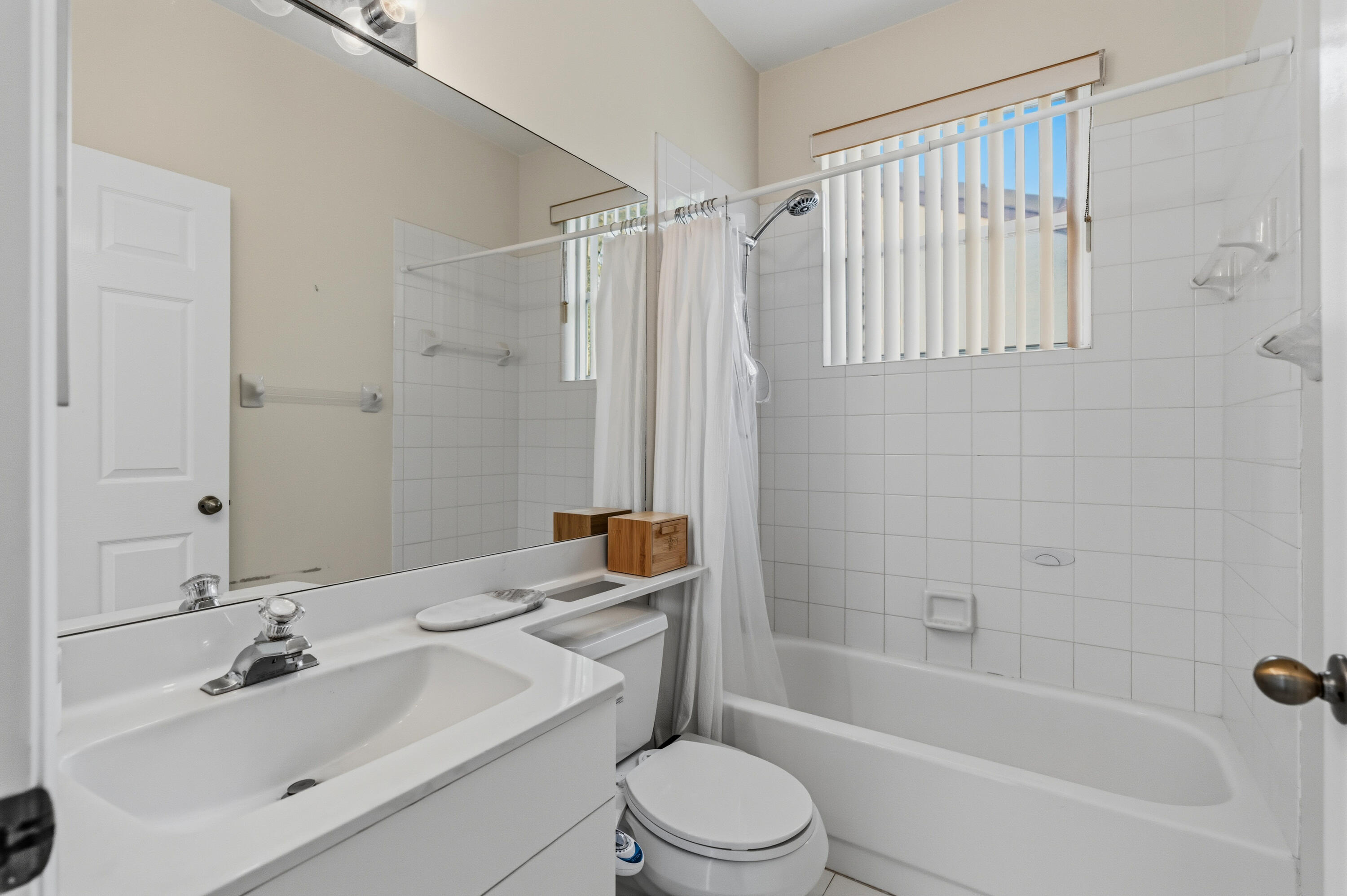 OAKLAND LAKES - Residential