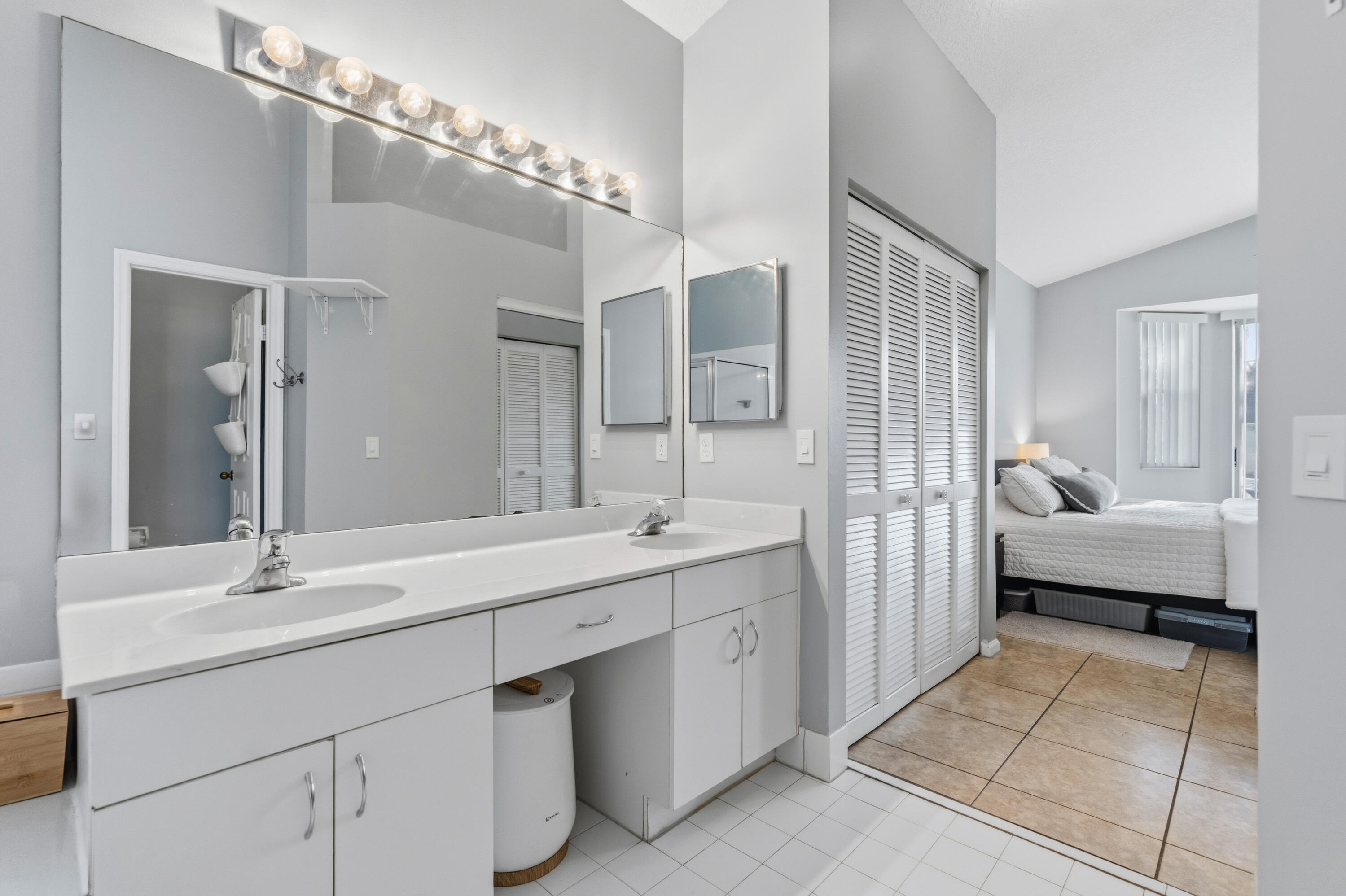 OAKLAND LAKES - Residential