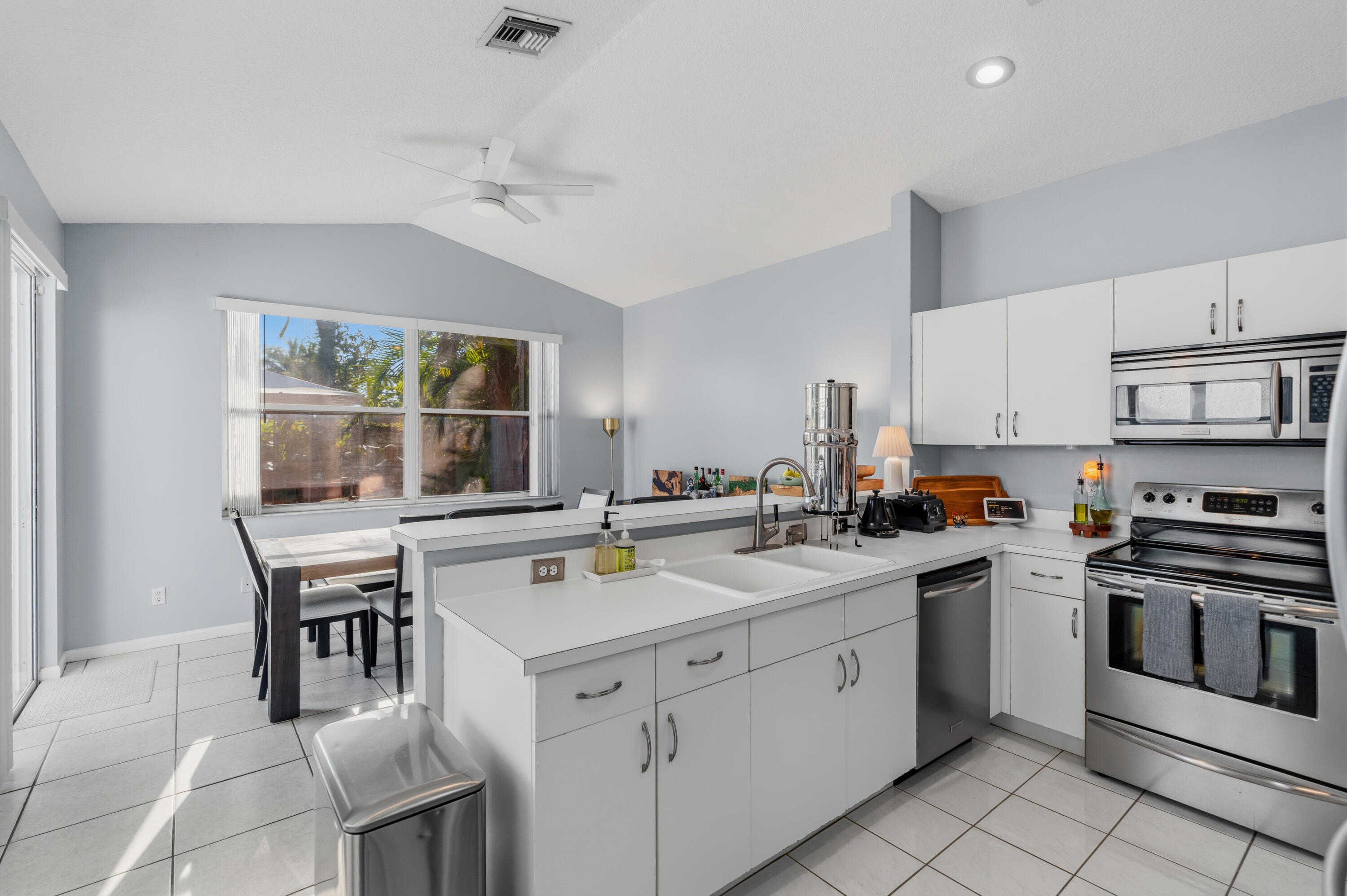 OAKLAND LAKES - Residential