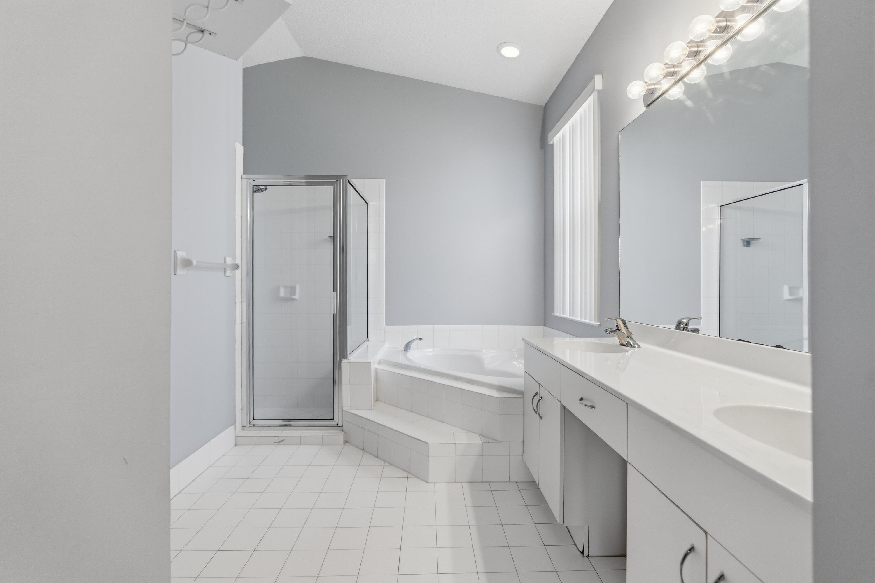 OAKLAND LAKES - Residential