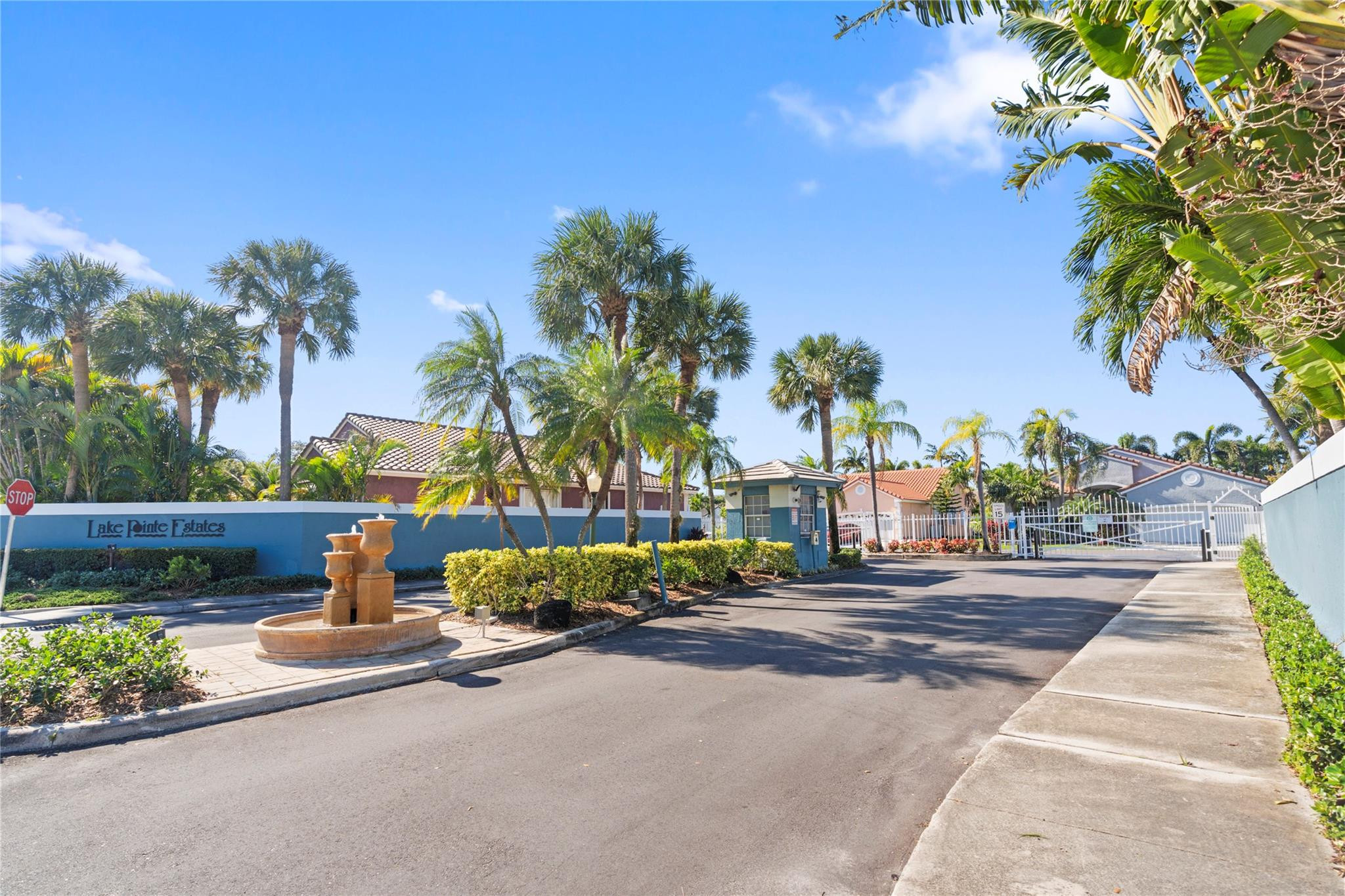 OAKLAND LAKES - Residential