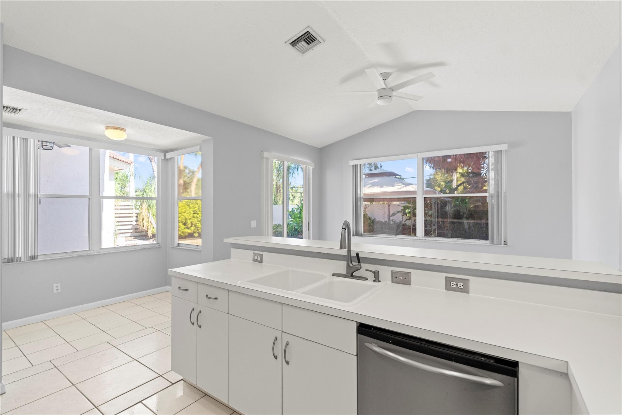 OAKLAND LAKES - Residential