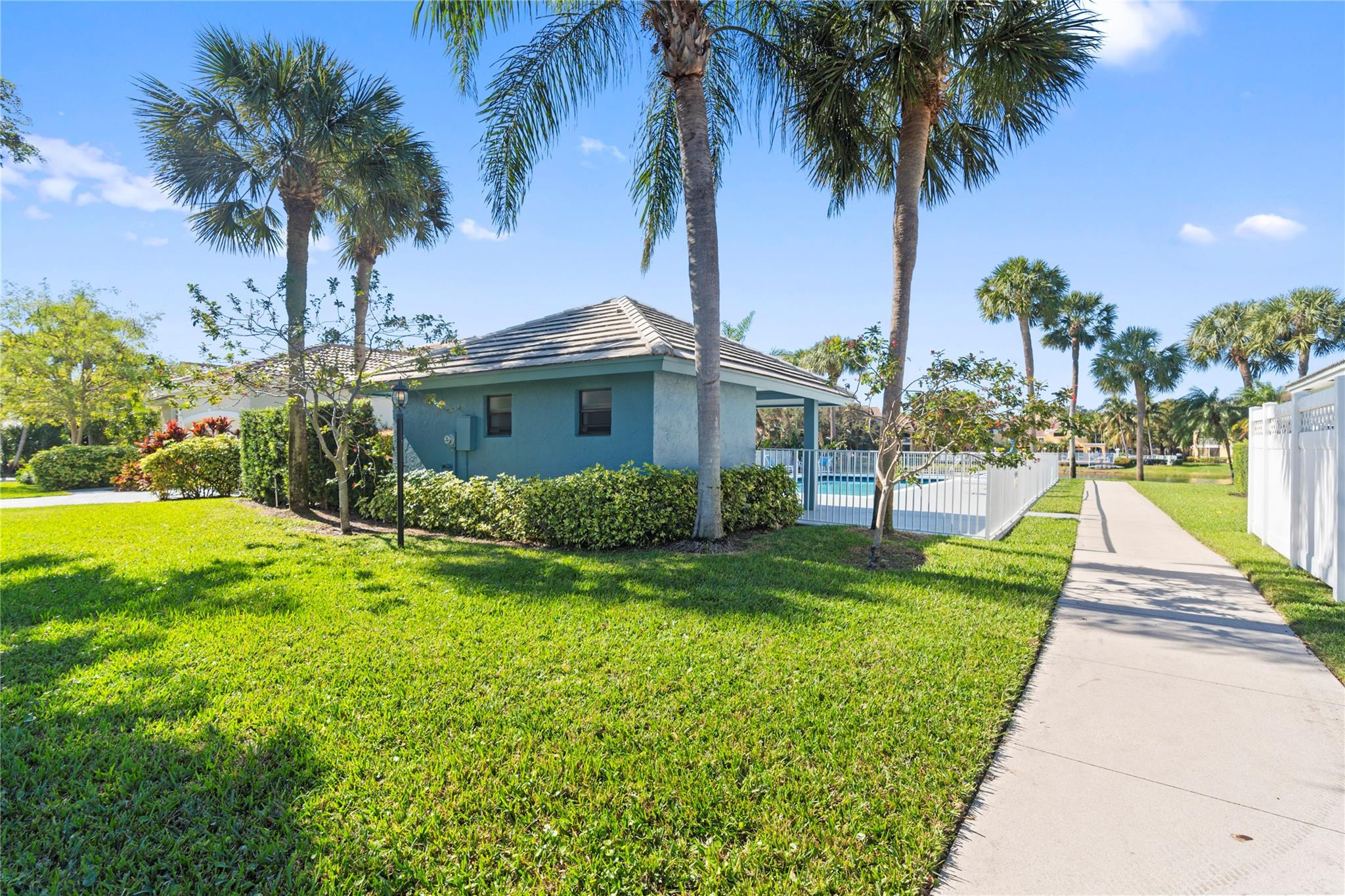 OAKLAND LAKES - Residential