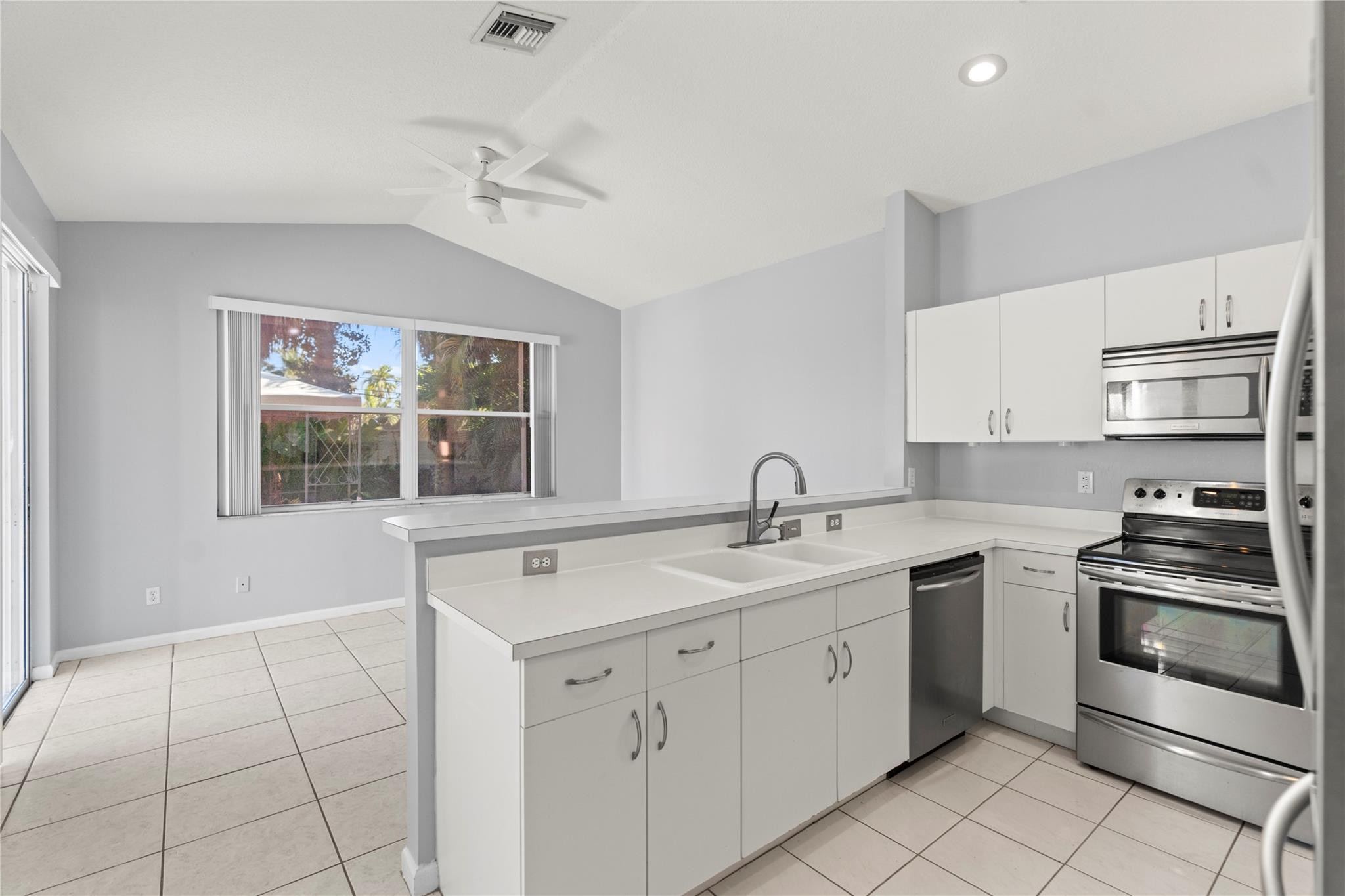 OAKLAND LAKES - Residential