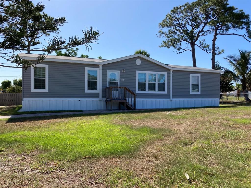 Photo of 1554 NE Oriole Avenue, Stuart, FL 34994 (MLS # R10799404)