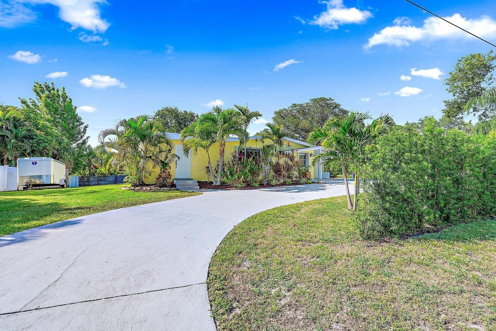 Photo of 4229 SE Palmetto Street, Stuart, FL 34997 (MLS # R10984346)
