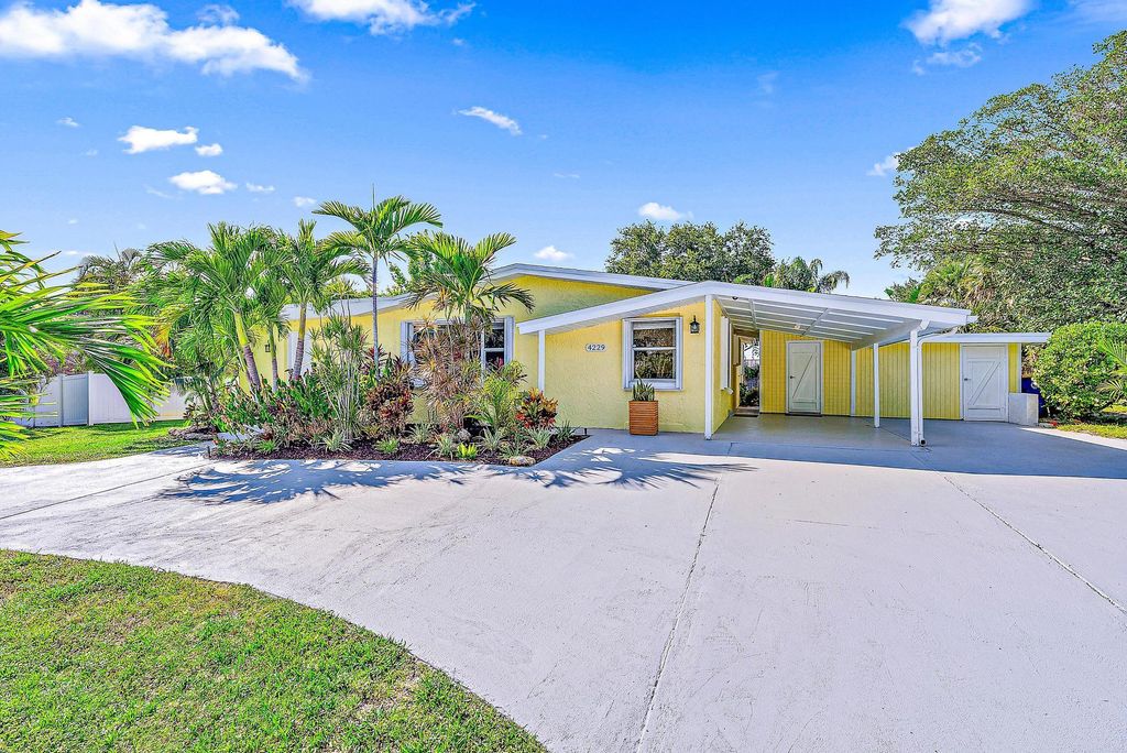 Photo of 4229 SE Palmetto Street, Stuart, FL 34997 (MLS # R10984346)