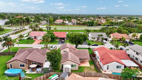 Single Family Residence in Davie FL 15602 Ravenswicke Mnr Mnr 52.jpg