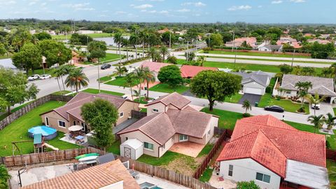 Single Family Residence in Davie FL 15602 Ravenswicke Mnr Mnr 51.jpg