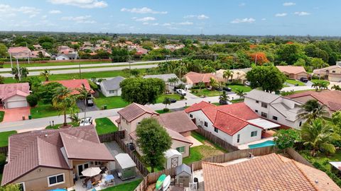 Single Family Residence in Davie FL 15602 Ravenswicke Mnr Mnr 53.jpg